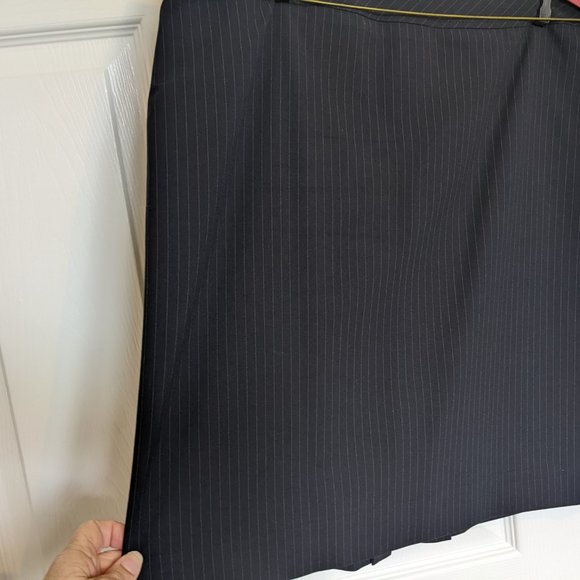 Tahari Navy/Charcoal PIN STRIPED (short) Skirt Suit  Vintage-y, EUC | 10 - Picture 10 of 16